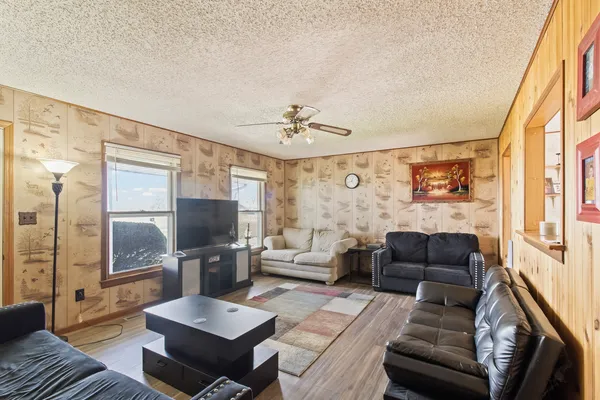 $199,900 | 812 West 3rd Street, Gilman, IL 60938