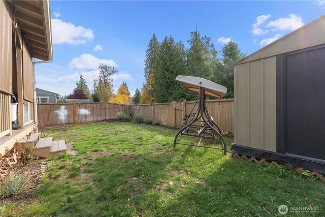 a view of a backyard