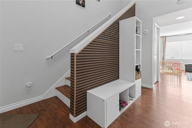 a view of an entryway with workspace