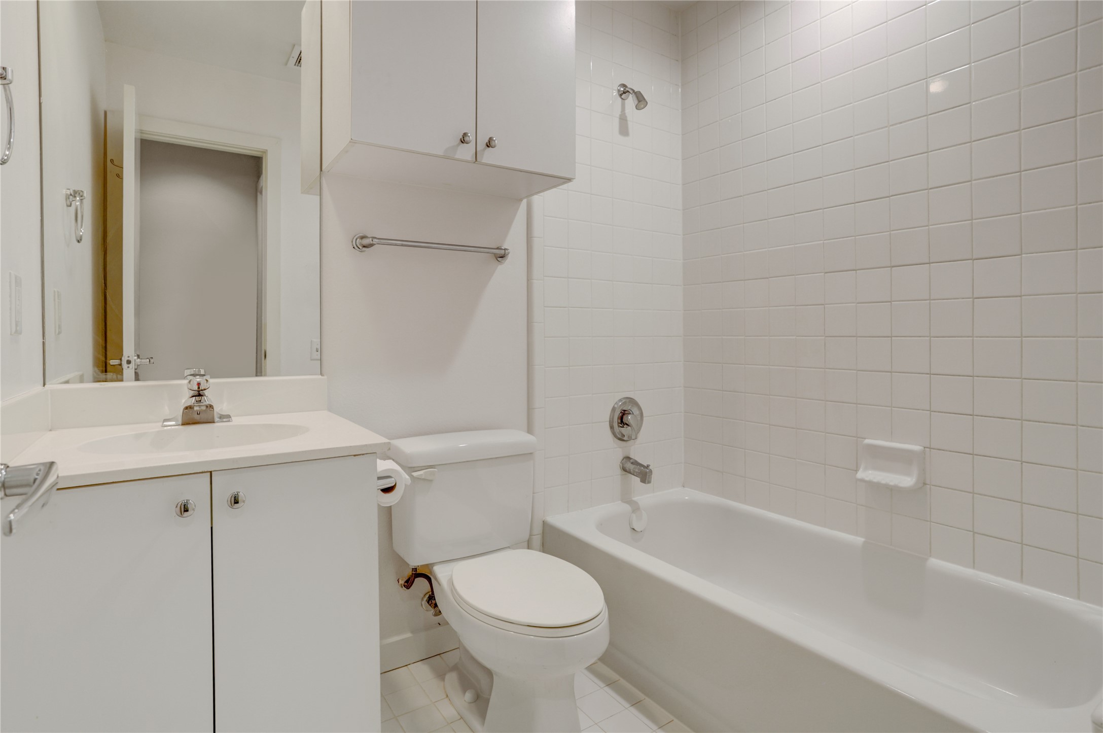 910 Ruthven Street Houston, TX 77019 - Photo 15 of 35 Full bath on the first floor done in all neutral colors
