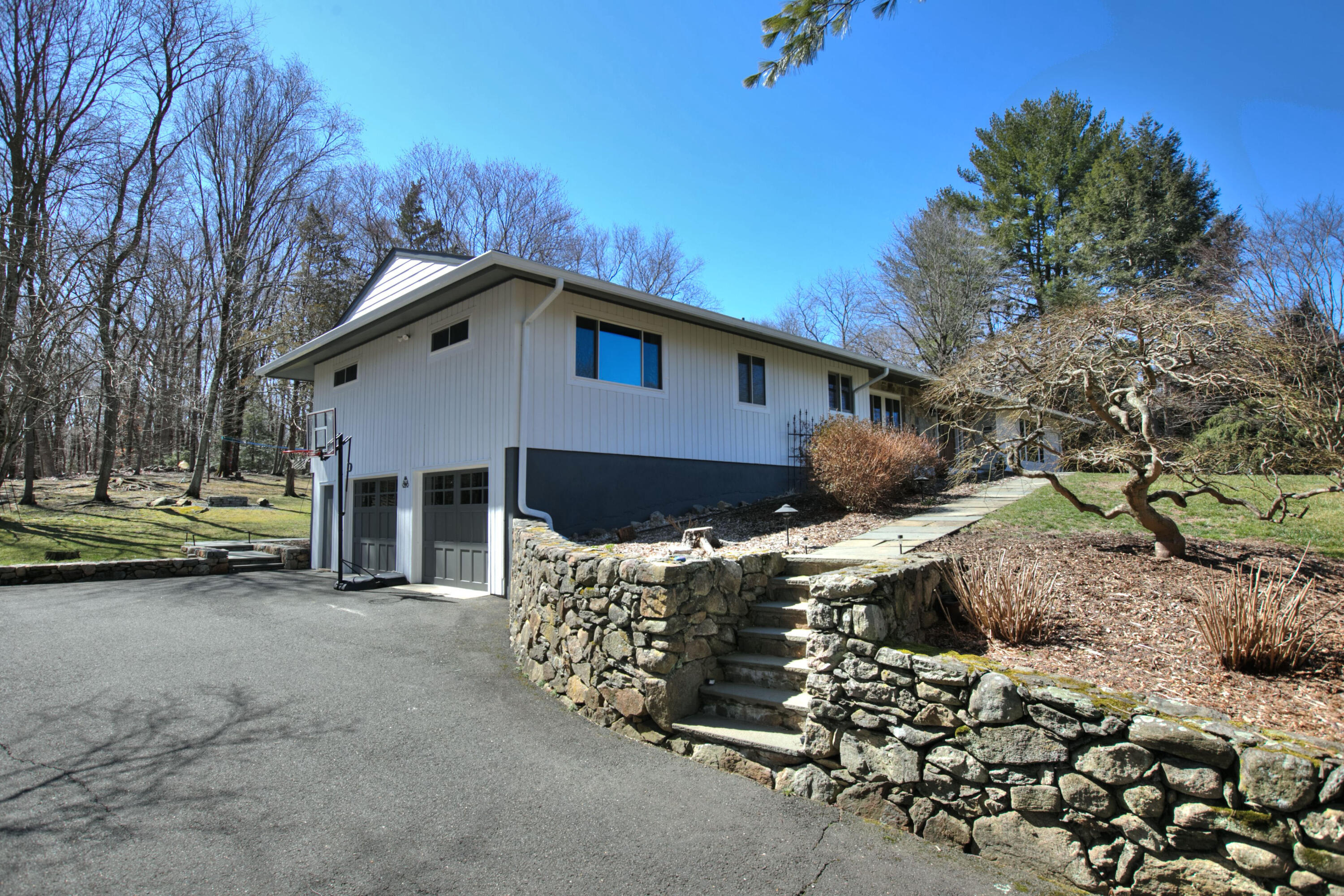665 Silvermine Road New Canaan, CT 06840 - Photo 33 of 42 Approach