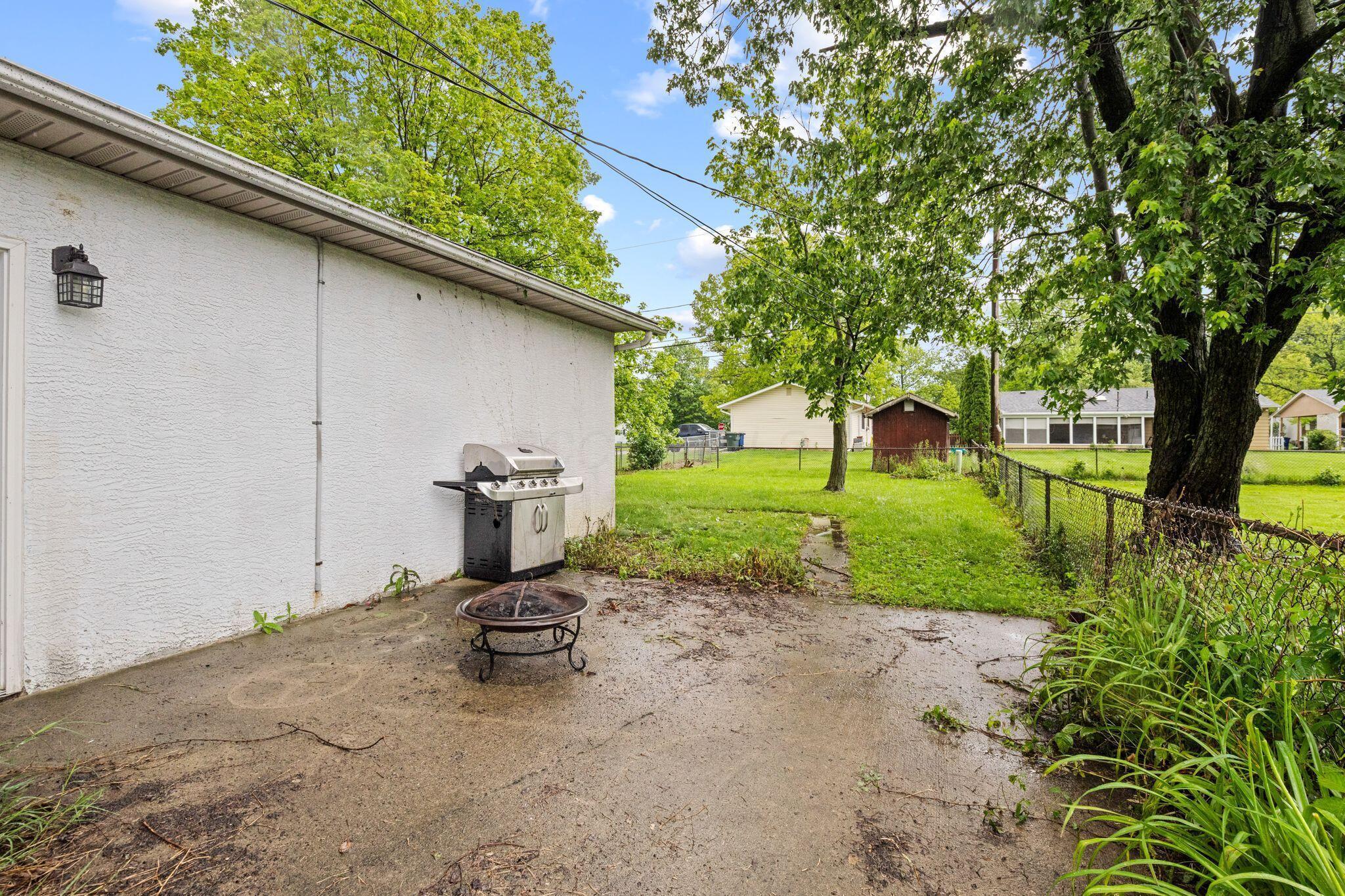 909 Hillery Road Columbus, OH 43229 - Photo 35 of 40 Patio