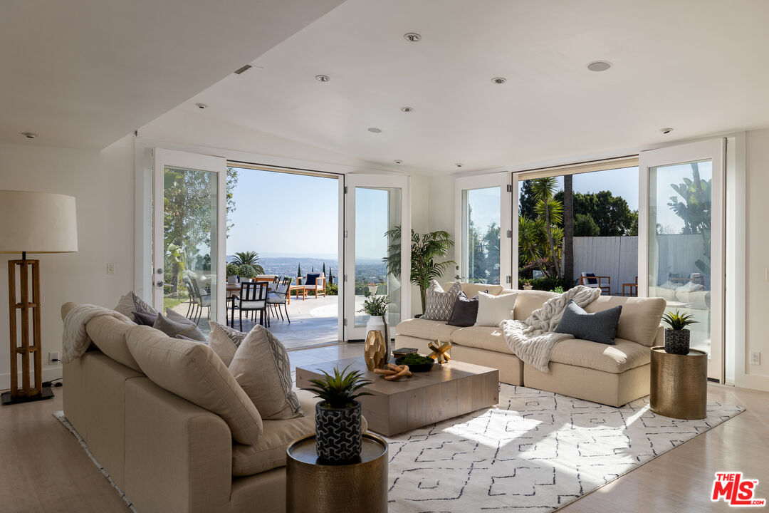 8914 Devlin Place Los Angeles, CA 90069 - Photo 11 of 37