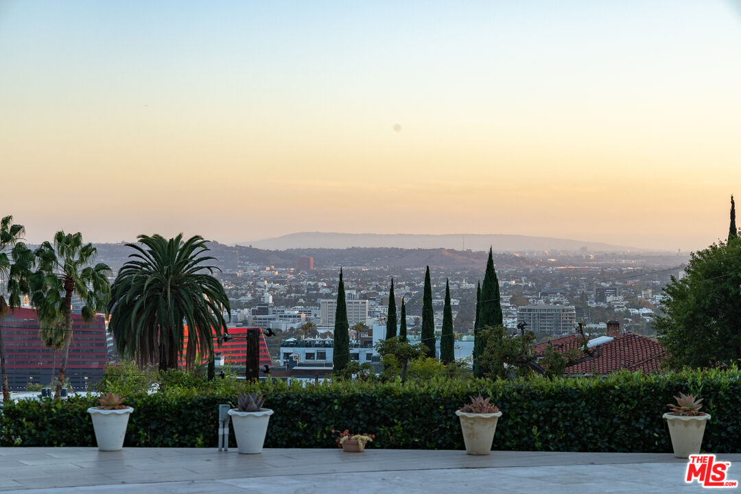 8914 Devlin Place Los Angeles, CA 90069 - Photo 12 of 37