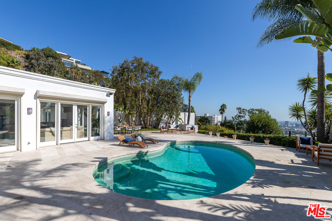 8914 Devlin Place Los Angeles, CA 90069 - Photo 13 of 37