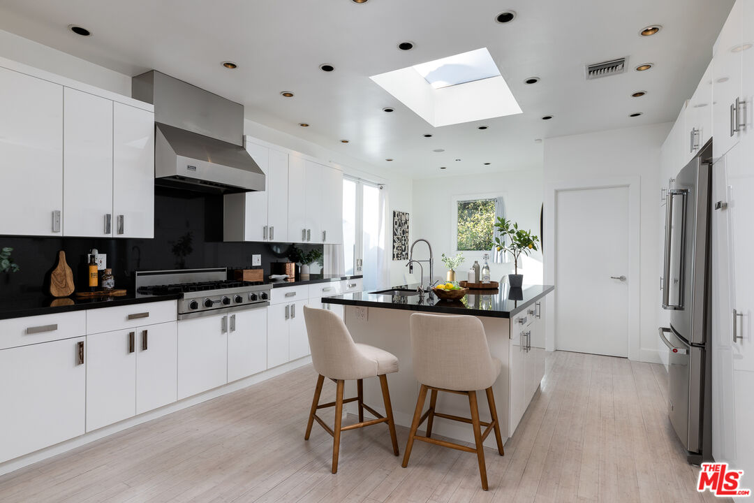 8914 Devlin Place Los Angeles, CA 90069 - Photo 19 of 37