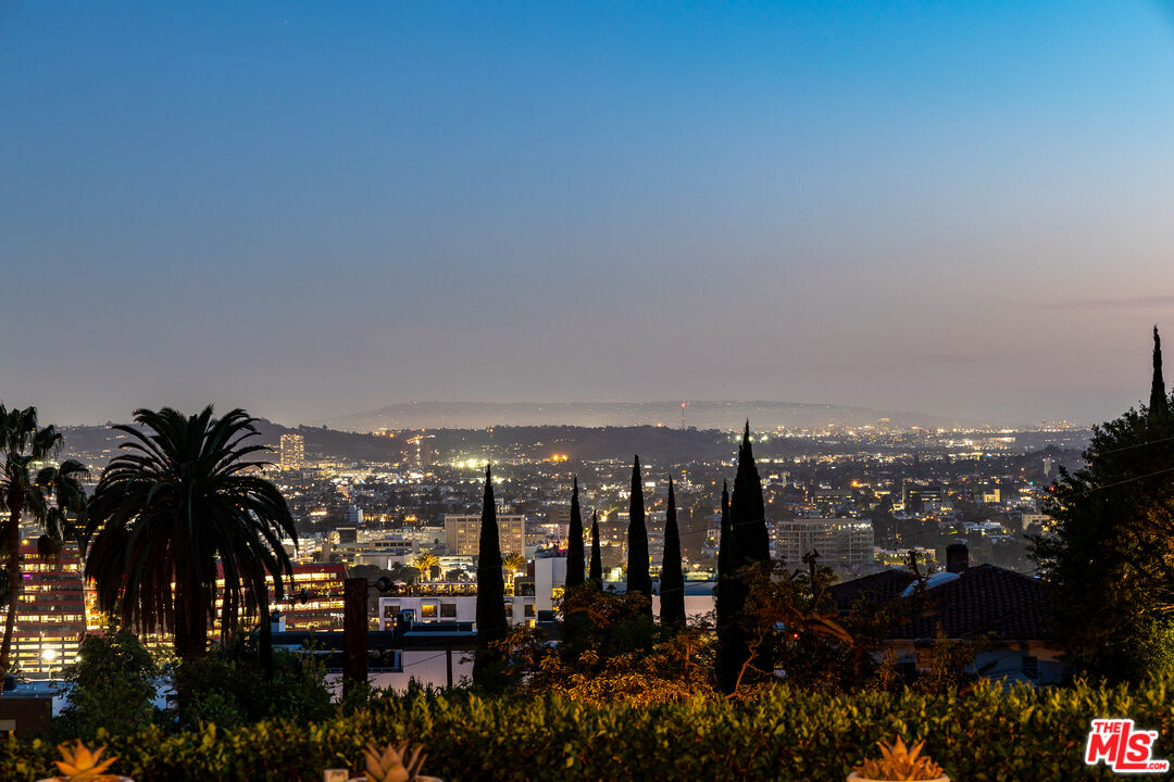8914 Devlin Place Los Angeles, CA 90069 - Photo 2 of 37