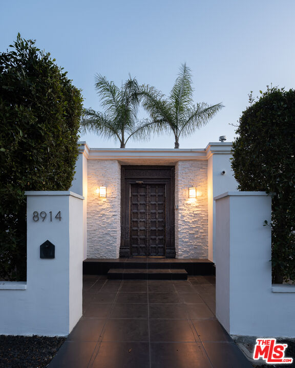 8914 Devlin Place Los Angeles, CA 90069 - Photo 3 of 37