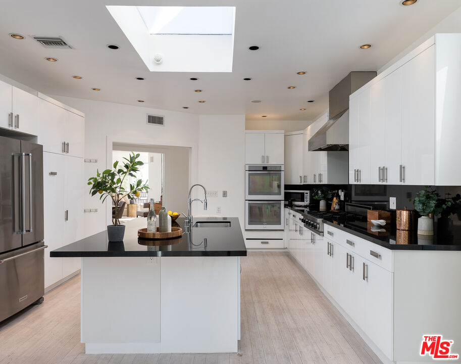 8914 Devlin Place Los Angeles, CA 90069 - Photo 21 of 37