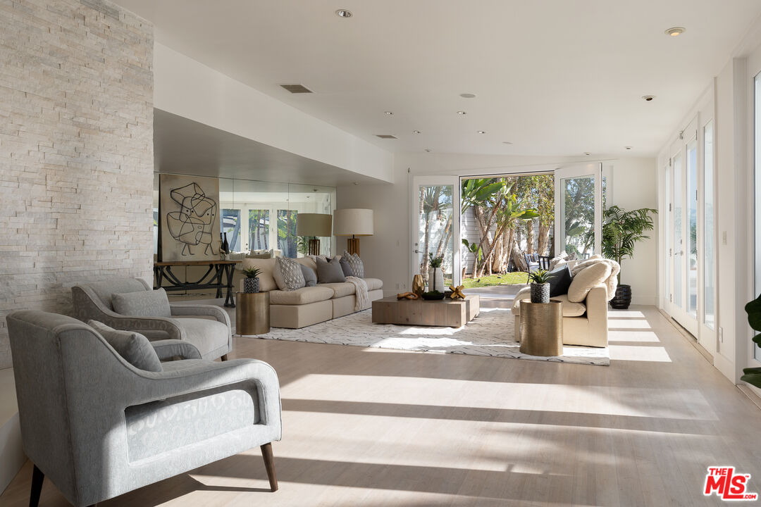 8914 Devlin Place Los Angeles, CA 90069 - Photo 8 of 37