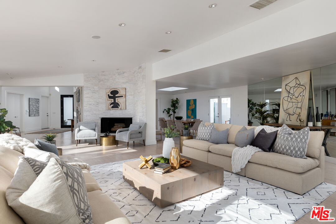 8914 Devlin Place Los Angeles, CA 90069 - Photo 9 of 37