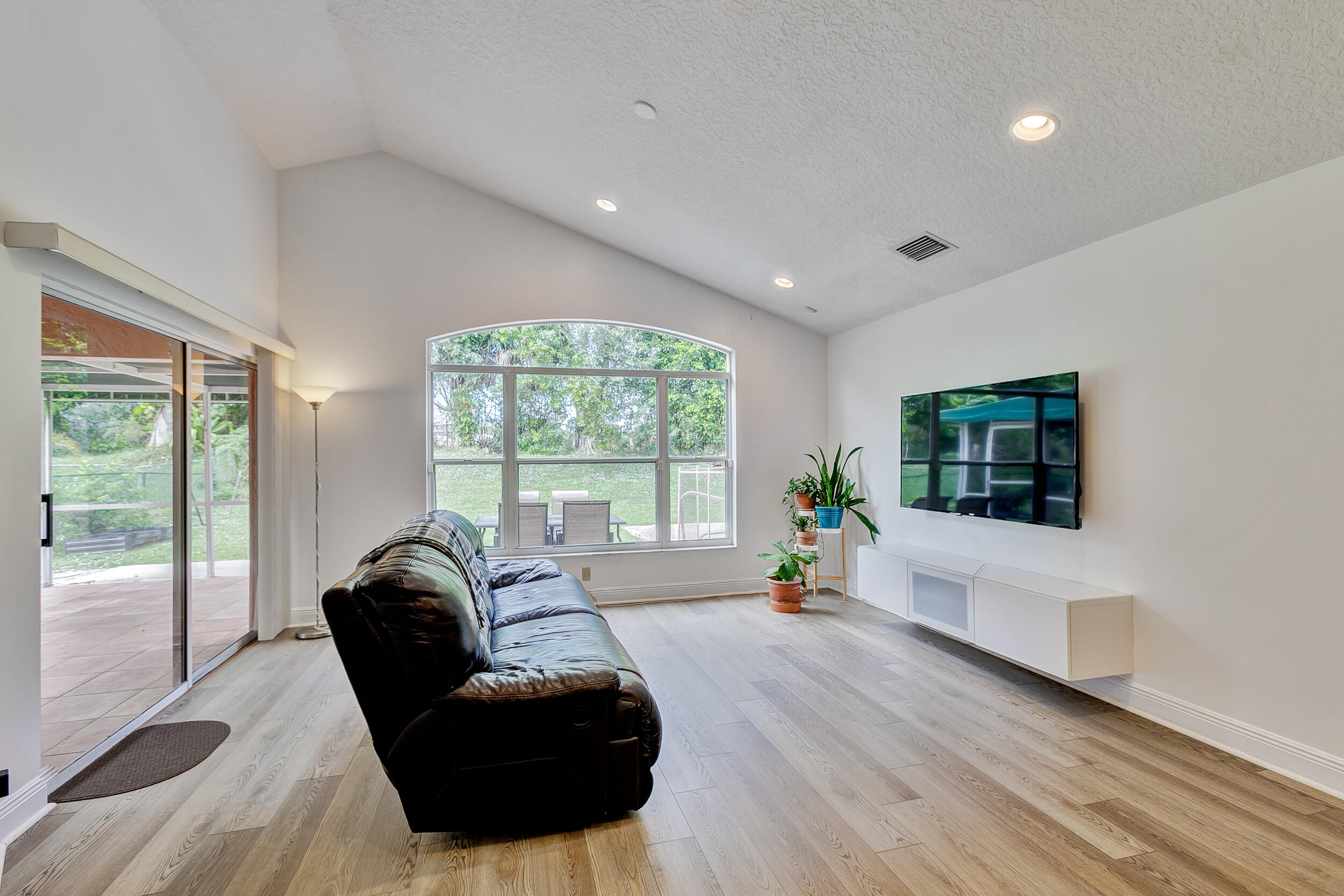 3051 Casa Rio Court Riviera Beach, FL 33418 - Photo 4 of 56 Living Room