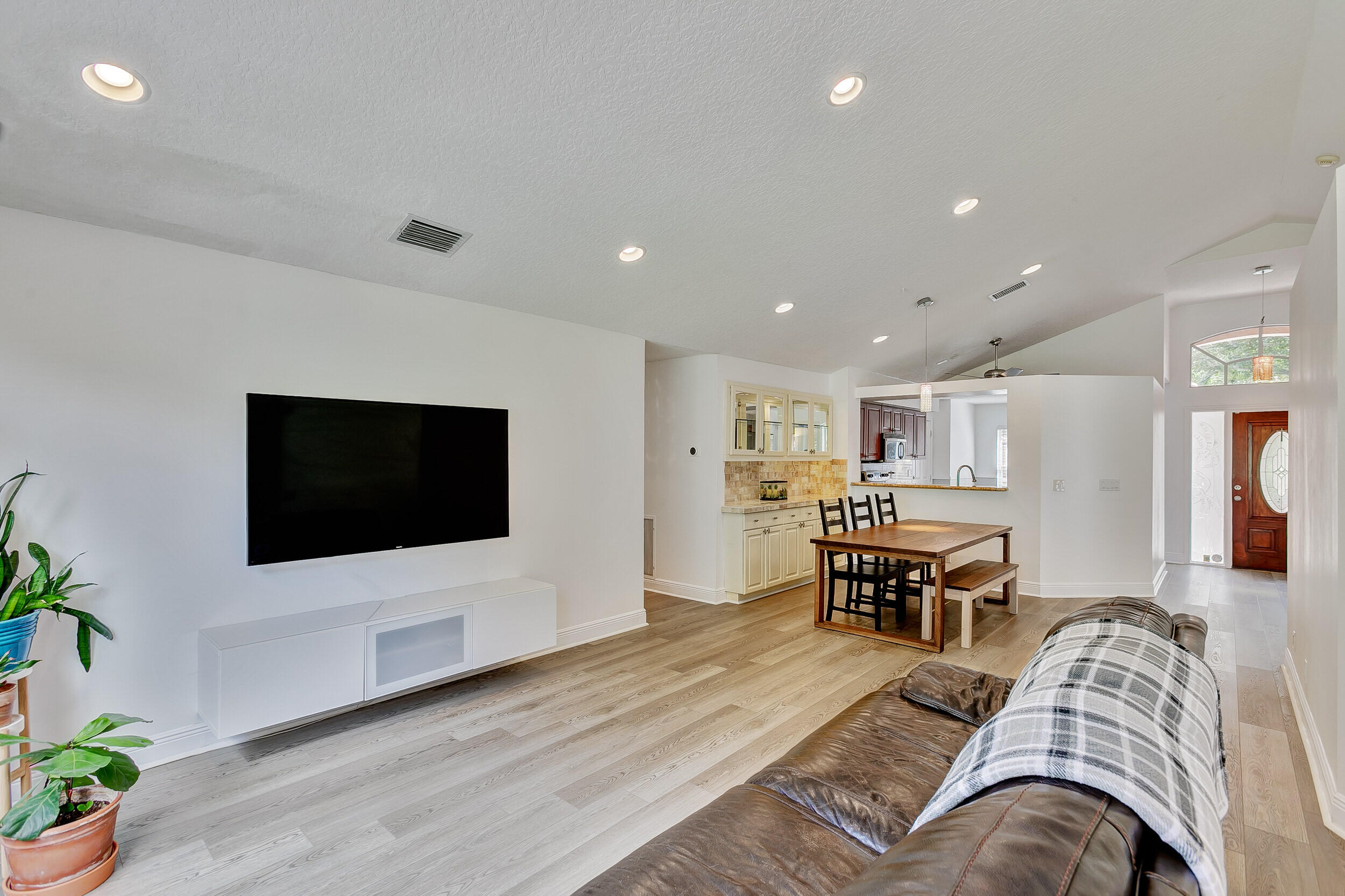 3051 Casa Rio Court Riviera Beach, FL 33418 - Photo 6 of 56 Living-Dining