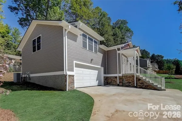 $2,300 | 48 John Halford Court, Hendersonville, NC 28792