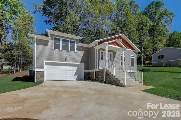 $2,300 | 48 John Halford Court, Hendersonville, NC 28792