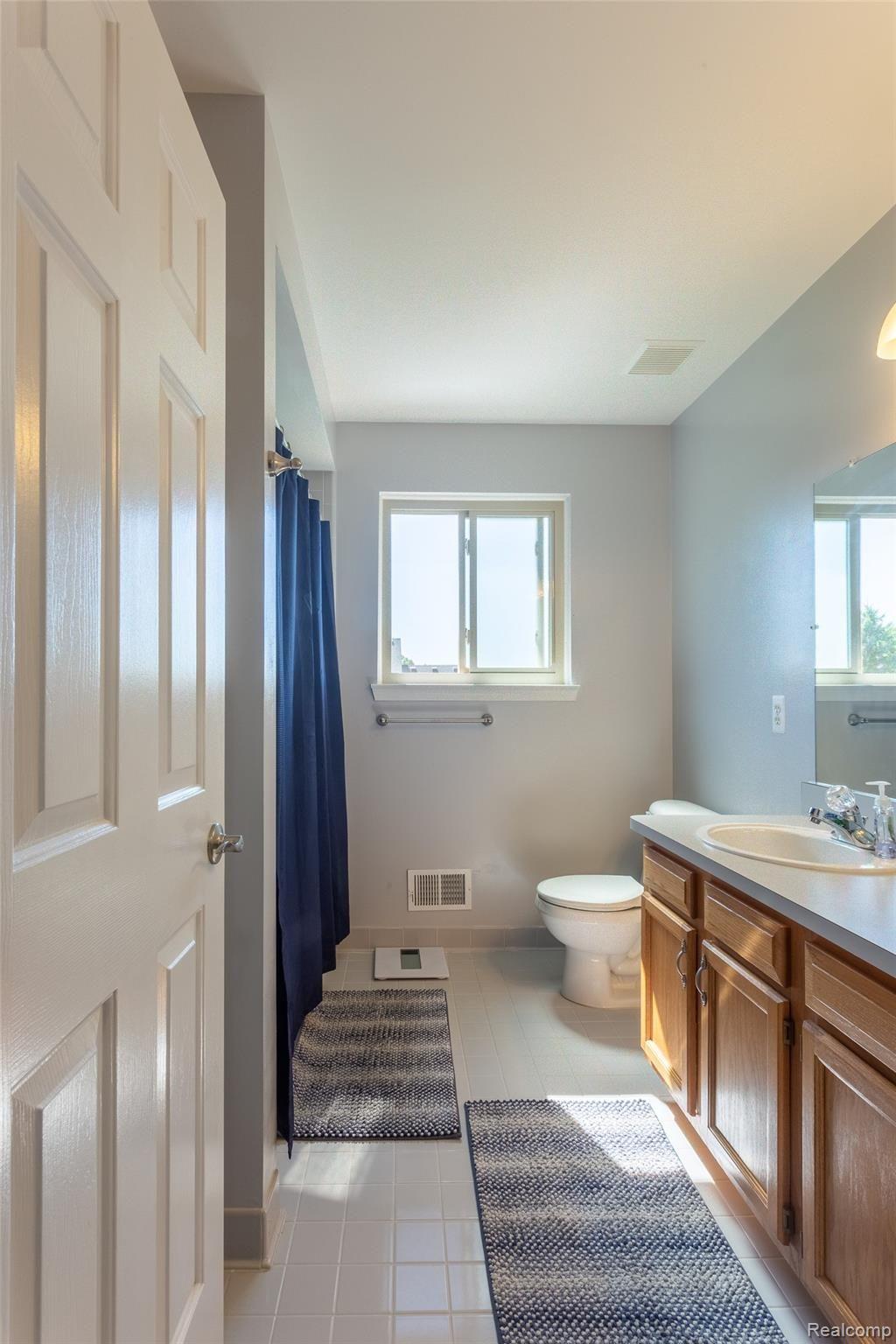 22580 Rambling Drive Macomb, MI 48044 - Photo 33 of 45 Rambling Dr_22580-Upper-Full Bath-29.jpg