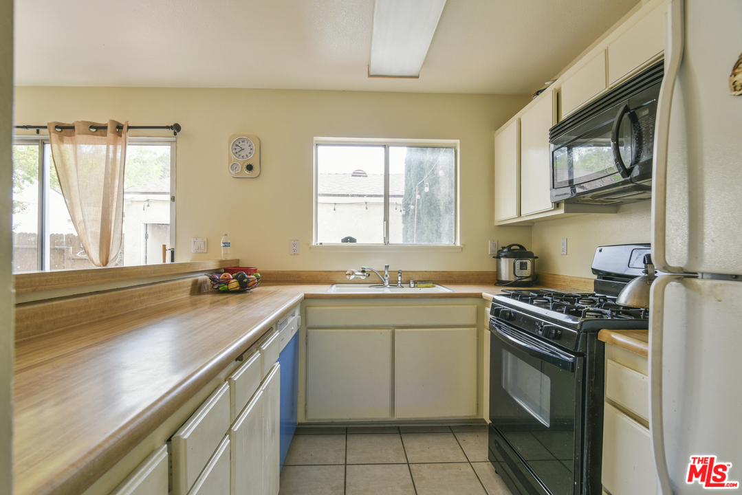 14860 Reedley Street, Unit B Moorpark, CA 93021 - Photo 5 of 18 Gallery Image 5