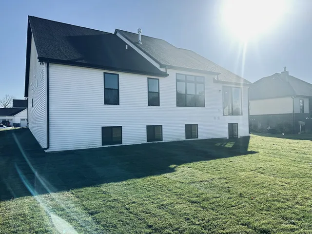 $649,900 | 16420 Sleepy Hollow Drive, Fenton, MI 48430