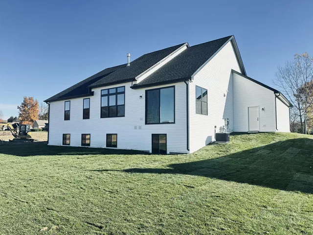 $649,900 | 16420 Sleepy Hollow Drive, Fenton, MI 48430