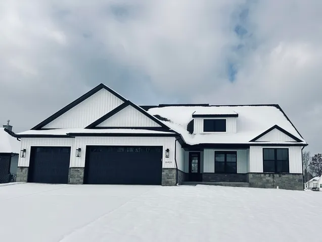 $649,900 | 16420 Sleepy Hollow Drive, Fenton, MI 48430