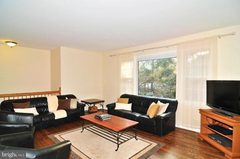 10605 Glenwild Road Silver Spring, MD 20901 - Photo 2 of 15 Living Room