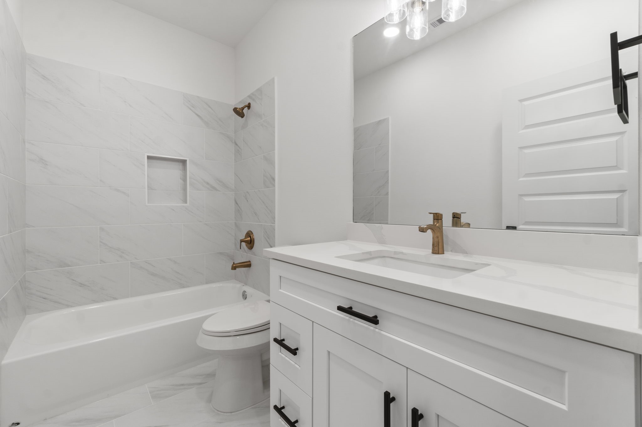 34 Cottonwood Trinity, TX 75862 - Photo 17 of 44 2nd Full Bathroom