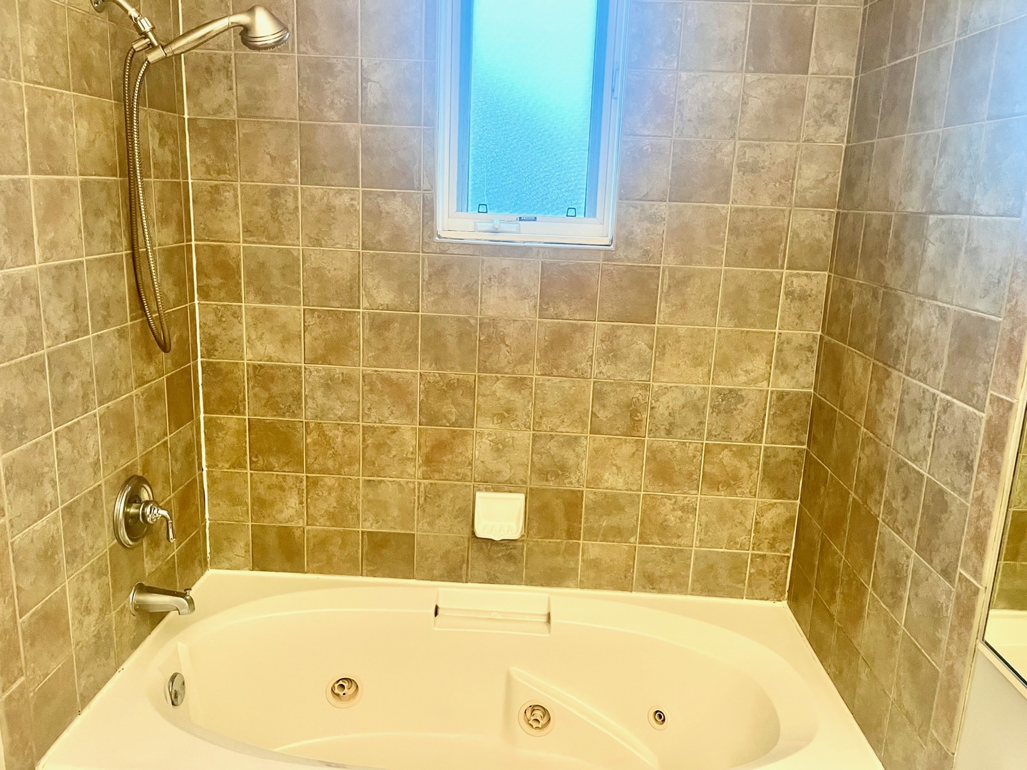 1443 West Fillmore Street Chicago, IL 60607 - Photo 25 of 37 a bathroom with a bathtub
