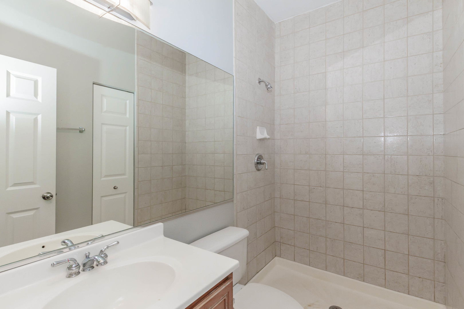 1443 West Fillmore Street Chicago, IL 60607 - Photo 28 of 37 a bathroom with a bathtub shower sink and toilet