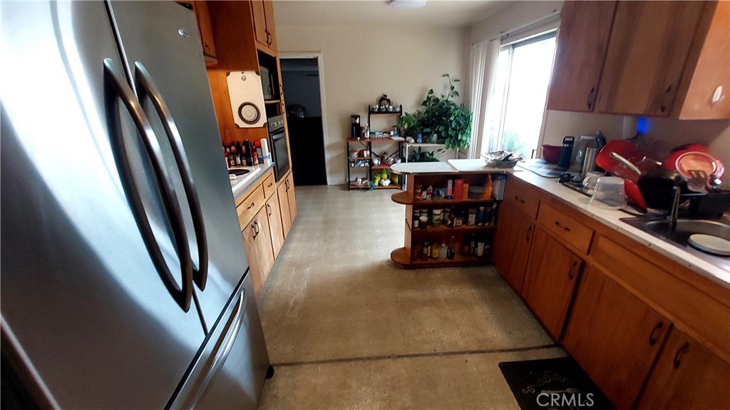 1547 Blackburn Avenue Corning, CA 96021 - Photo 20 of 51 a kitchen with stainless steel appliances a refrigerator and a counter