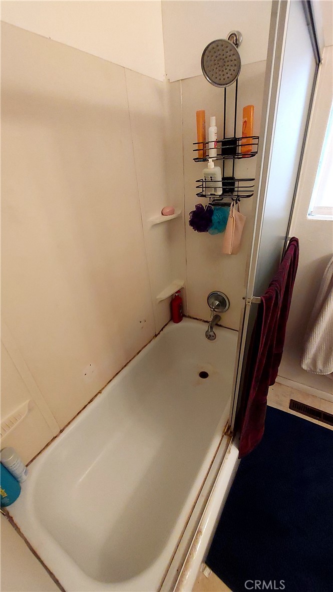 1547 Blackburn Avenue Corning, CA 96021 - Photo 34 of 51 a bathroom with a bathtub