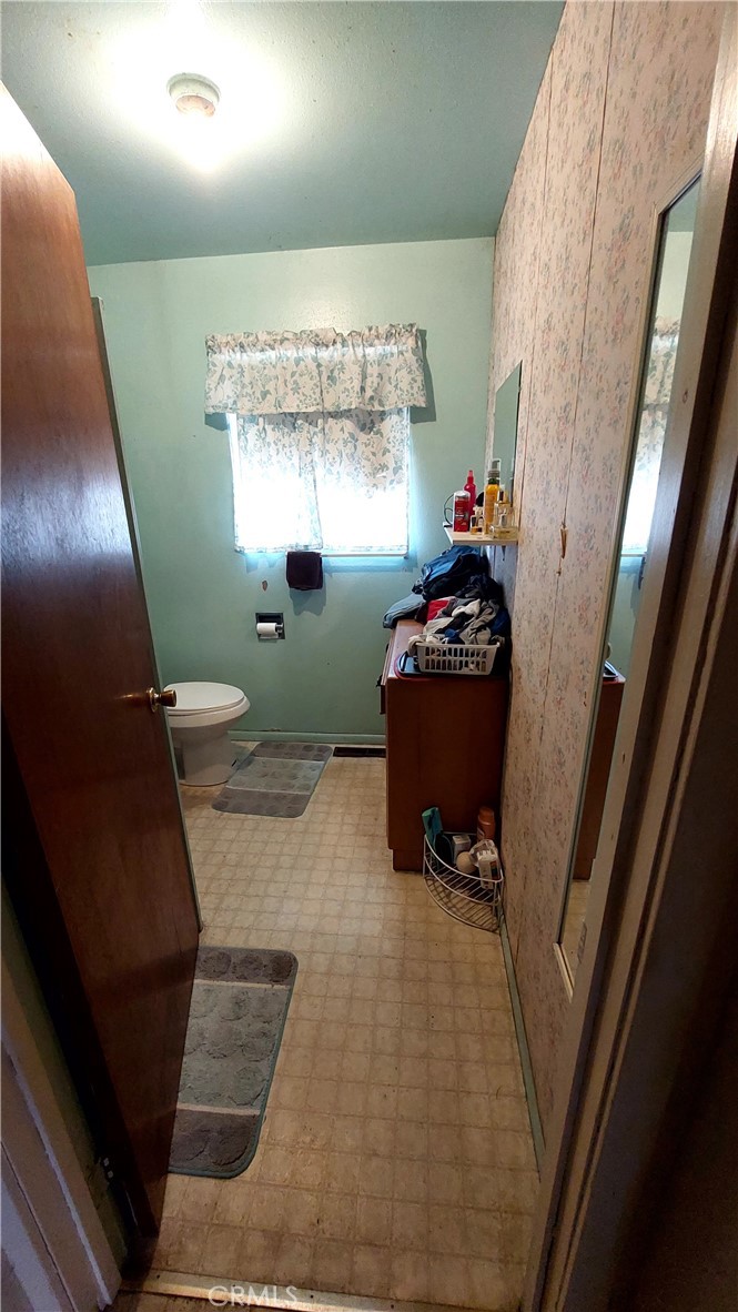 1547 Blackburn Avenue Corning, CA 96021 - Photo 43 of 51 a workspace with furniture and window