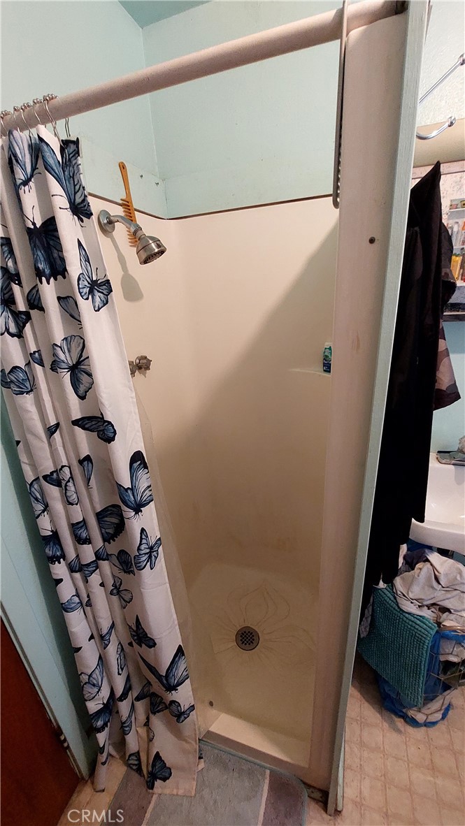 1547 Blackburn Avenue Corning, CA 96021 - Photo 44 of 51 a bathroom with a shower