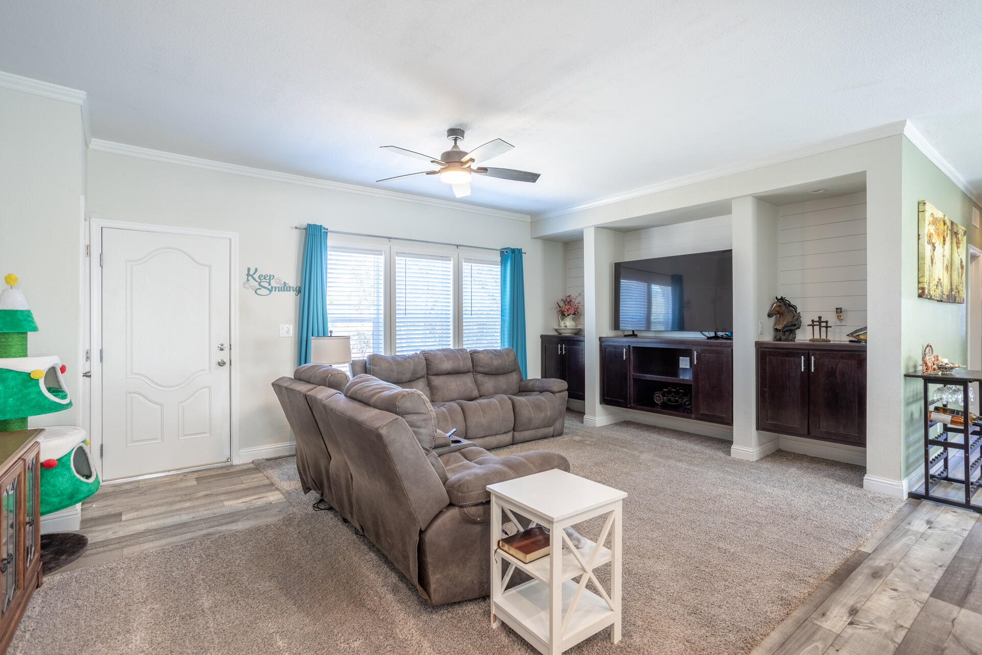 13582 Echo Hill Road Redding, CA 96003 - Photo 5 of 40 Living Room