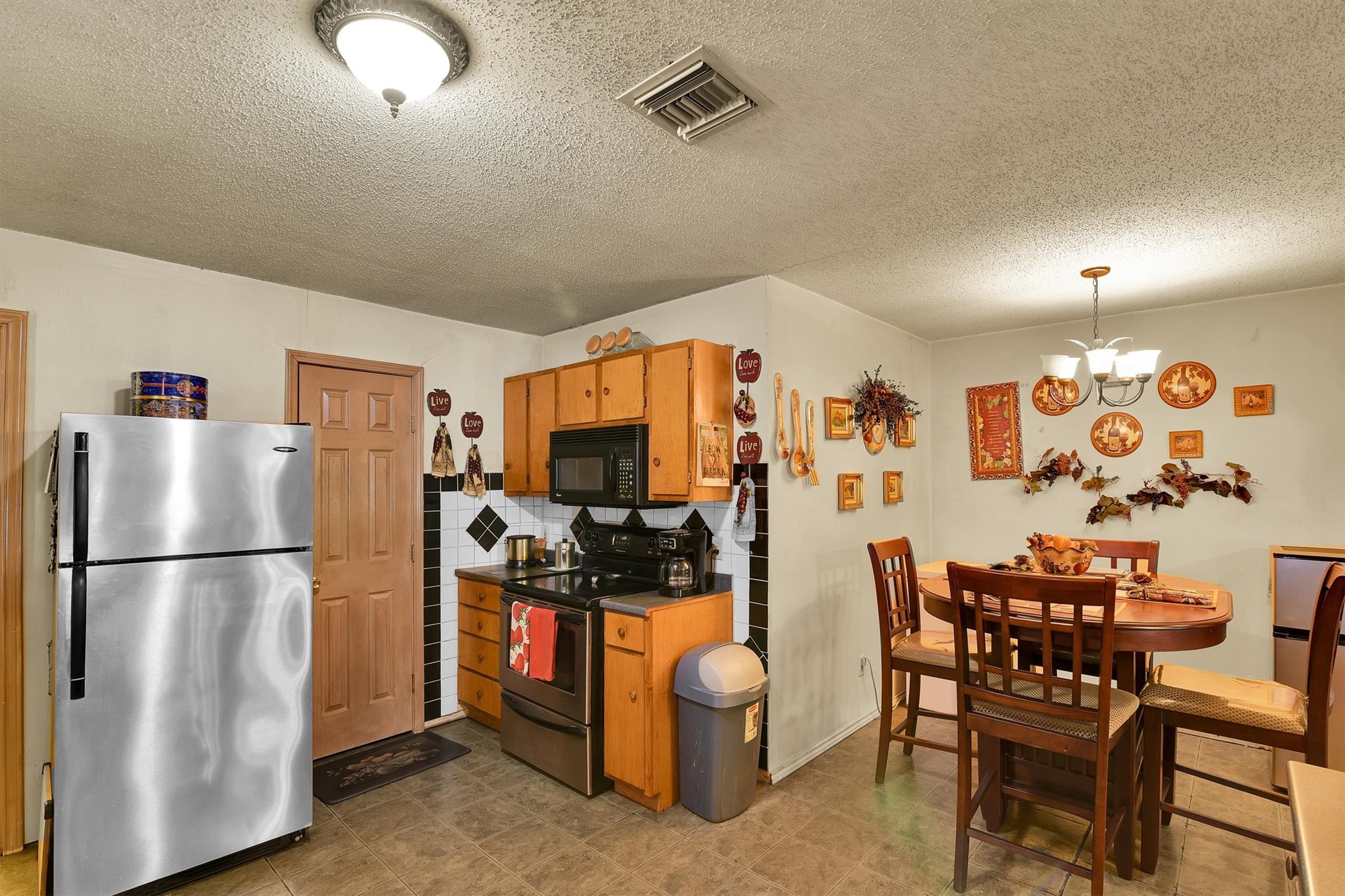 959 Walker Loop Huntsville, TX 77340 - Photo 3 of 39 Kitchen