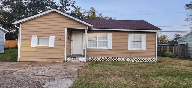 $1,250 | 128 Huisache Street, Lake Jackson, TX 77566