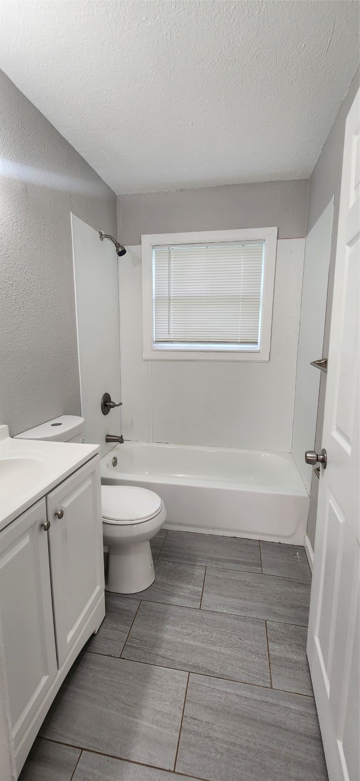 128 Huisache Street Lake Jackson, TX 77566 - Photo 13 of 23 a bathroom with a toilet a sink and bathtub