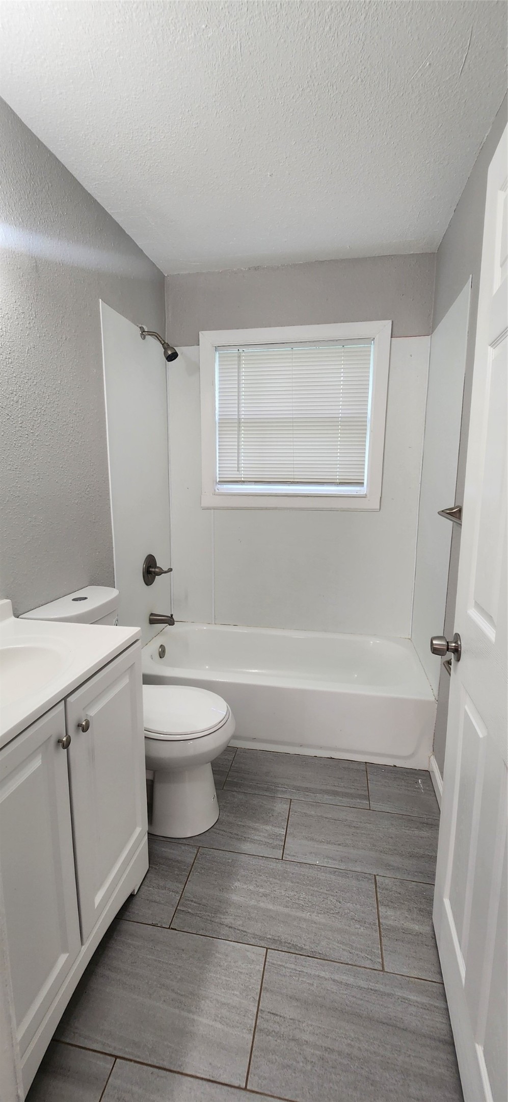 128 Huisache Street Lake Jackson, TX 77566 - Photo 13 of 23 a bathroom with a toilet a sink and bathtub