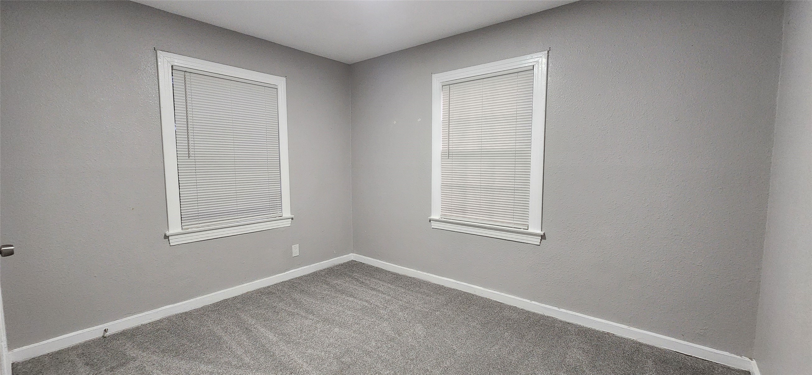 128 Huisache Street Lake Jackson, TX 77566 - Photo 18 of 23 an empty room with a window