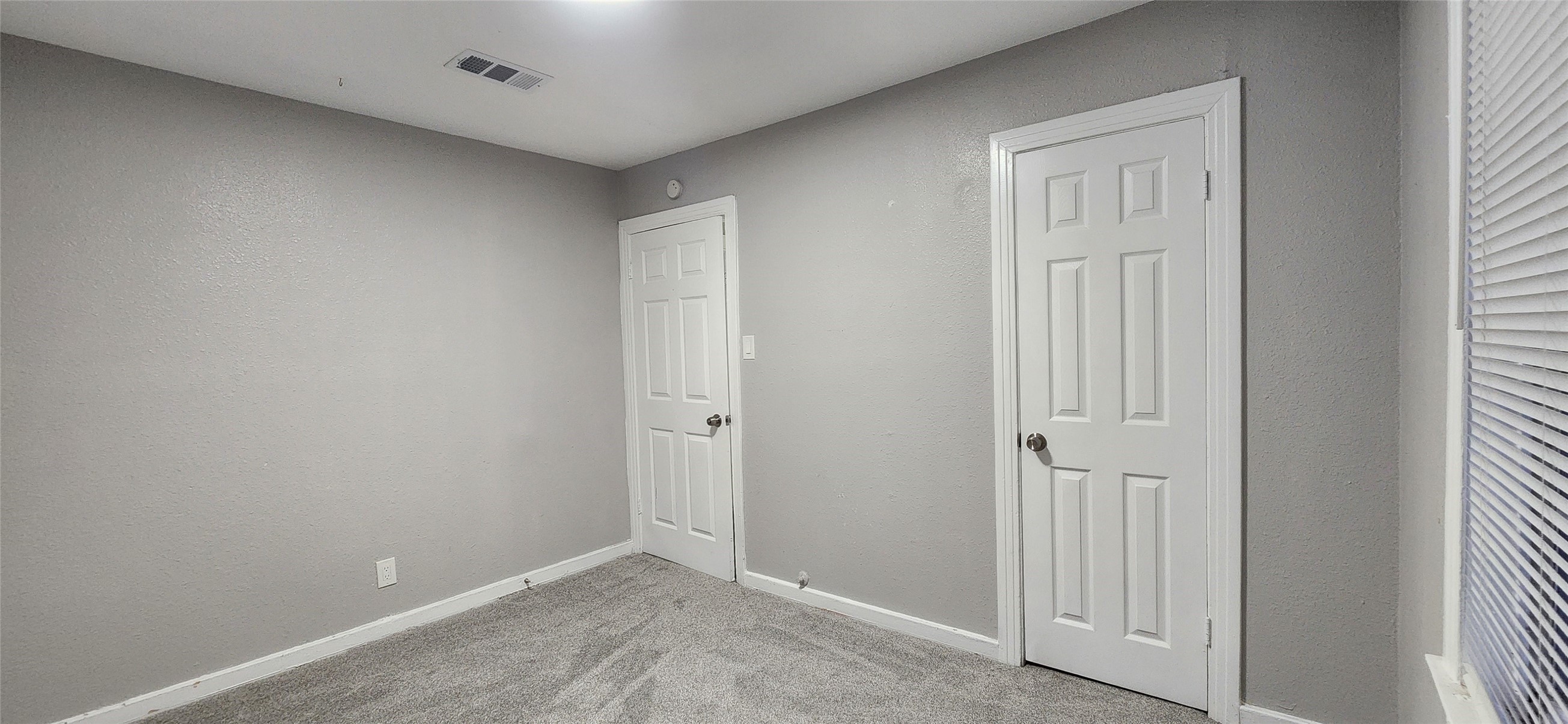 128 Huisache Street Lake Jackson, TX 77566 - Photo 20 of 23 an empty room with window