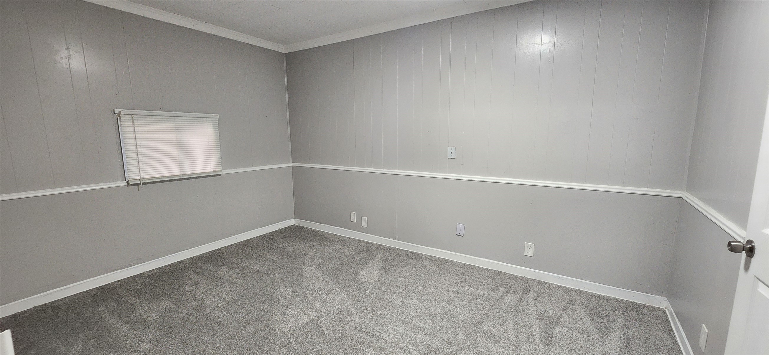 128 Huisache Street Lake Jackson, TX 77566 - Photo 7 of 23 an empty room with a workbench