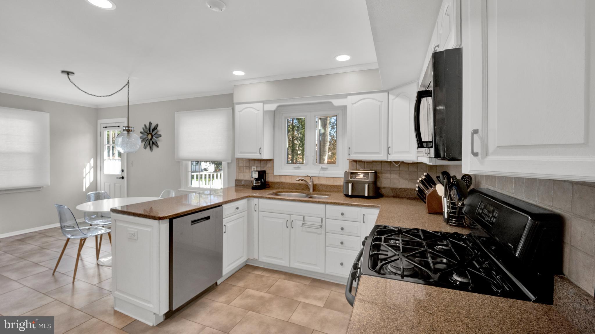 2 Pin Oak Drive Lawrence Township, NJ 08648 - Photo 5 of 40