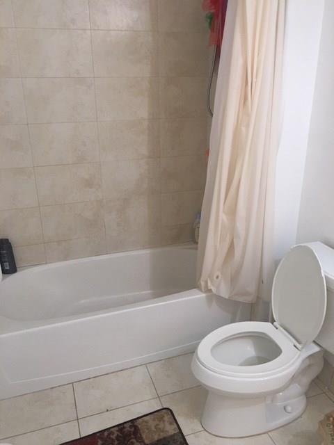 1900 North Bayshore Drive, Unit 2609 Miami, FL 33132 - Photo 13 of 36 a bathroom with a toilet and a bathtub