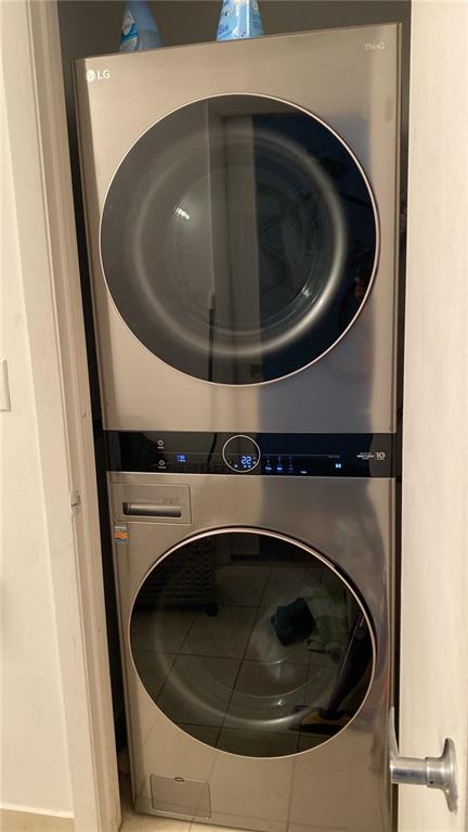 1900 North Bayshore Drive, Unit 2609 Miami, FL 33132 - Photo 19 of 36 a utility room with dryer and washer