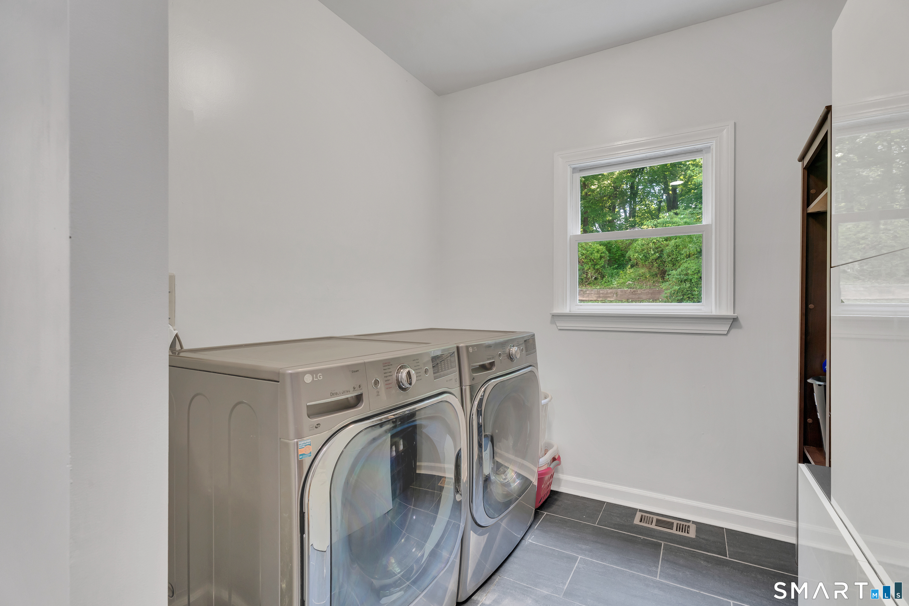 141 Putting Green Road Trumbull, CT 06611 - Photo 10 of 40