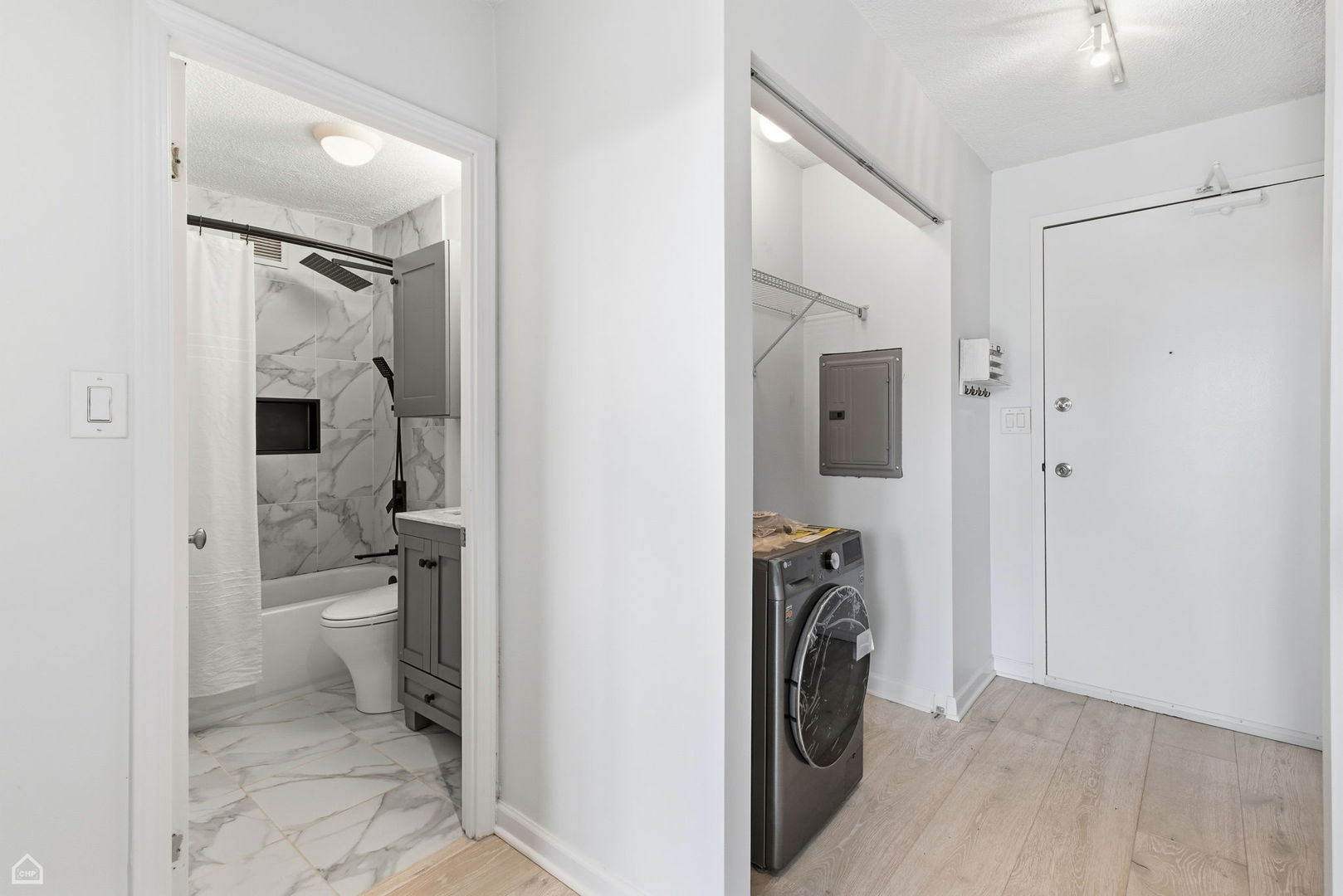 450 West Briar Place, Unit 10H Chicago, IL 60657 - Photo 7 of 17 a bathroom with a toilet and a sink