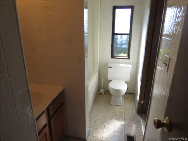 a bathroom with a toilet
