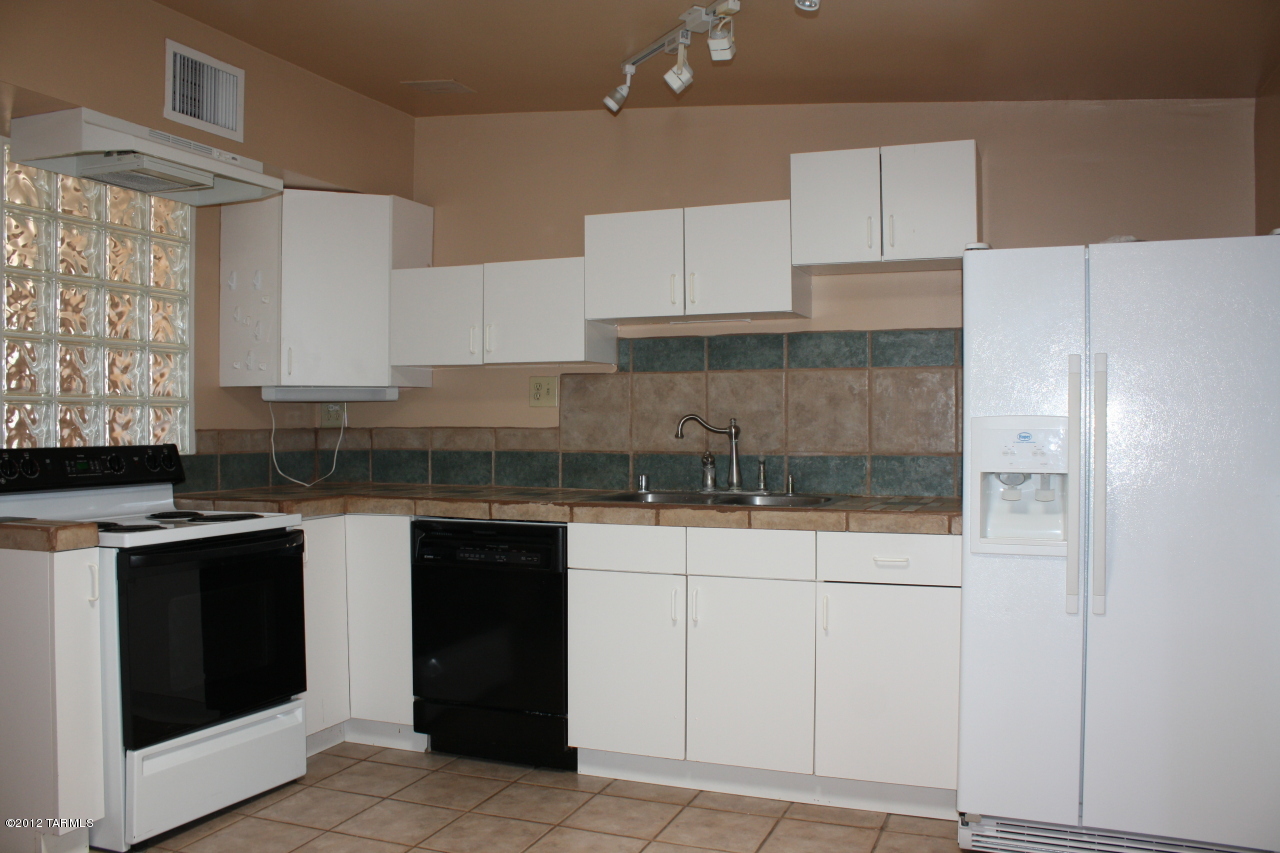 613 West Limberlost Drive Tucson, AZ 85705 - Photo 3 of 20