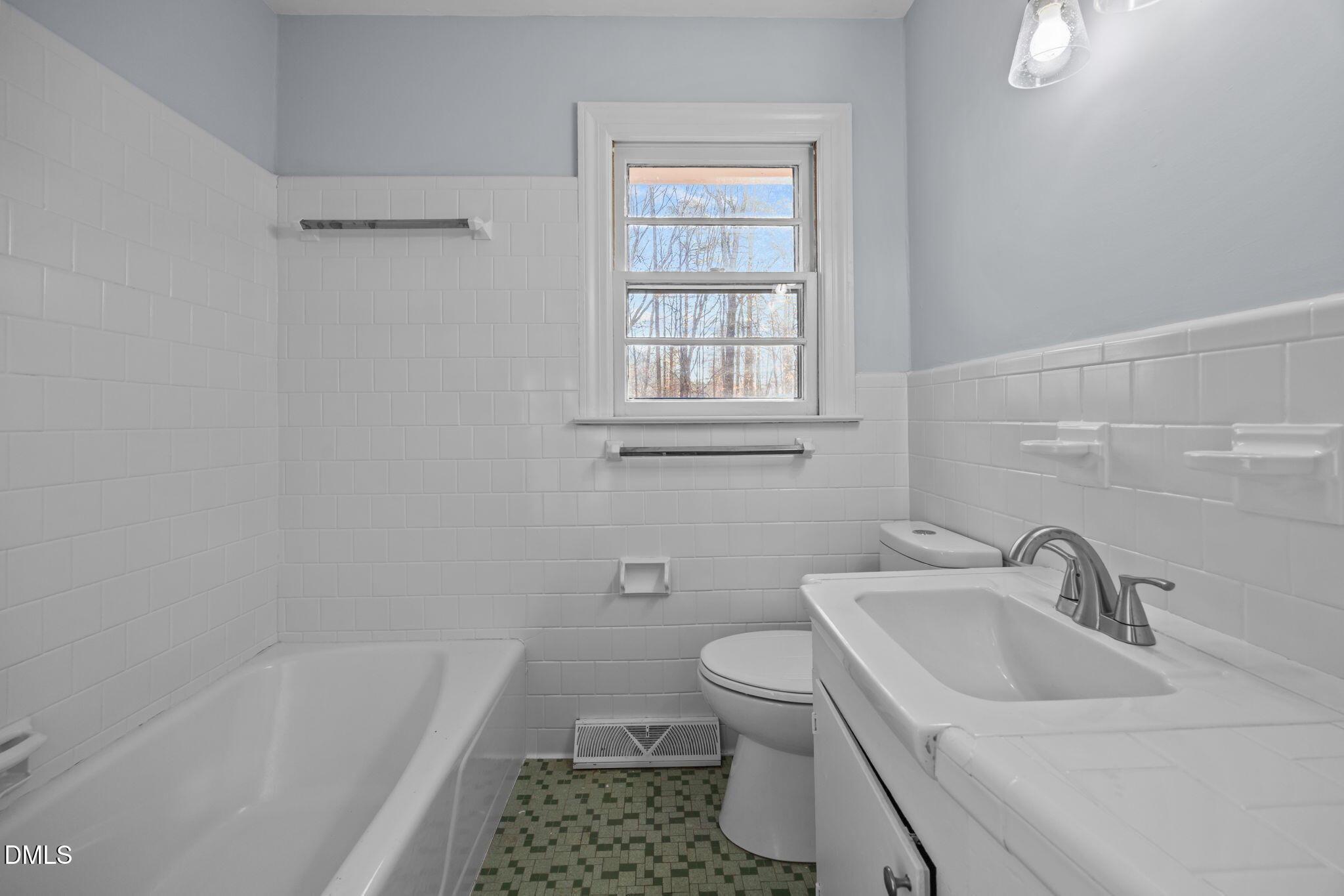 122 Ridgecrest Drive Warrenton, NC 27589 - Photo 40 of 48 a bathroom with a sink toilet and bathtub