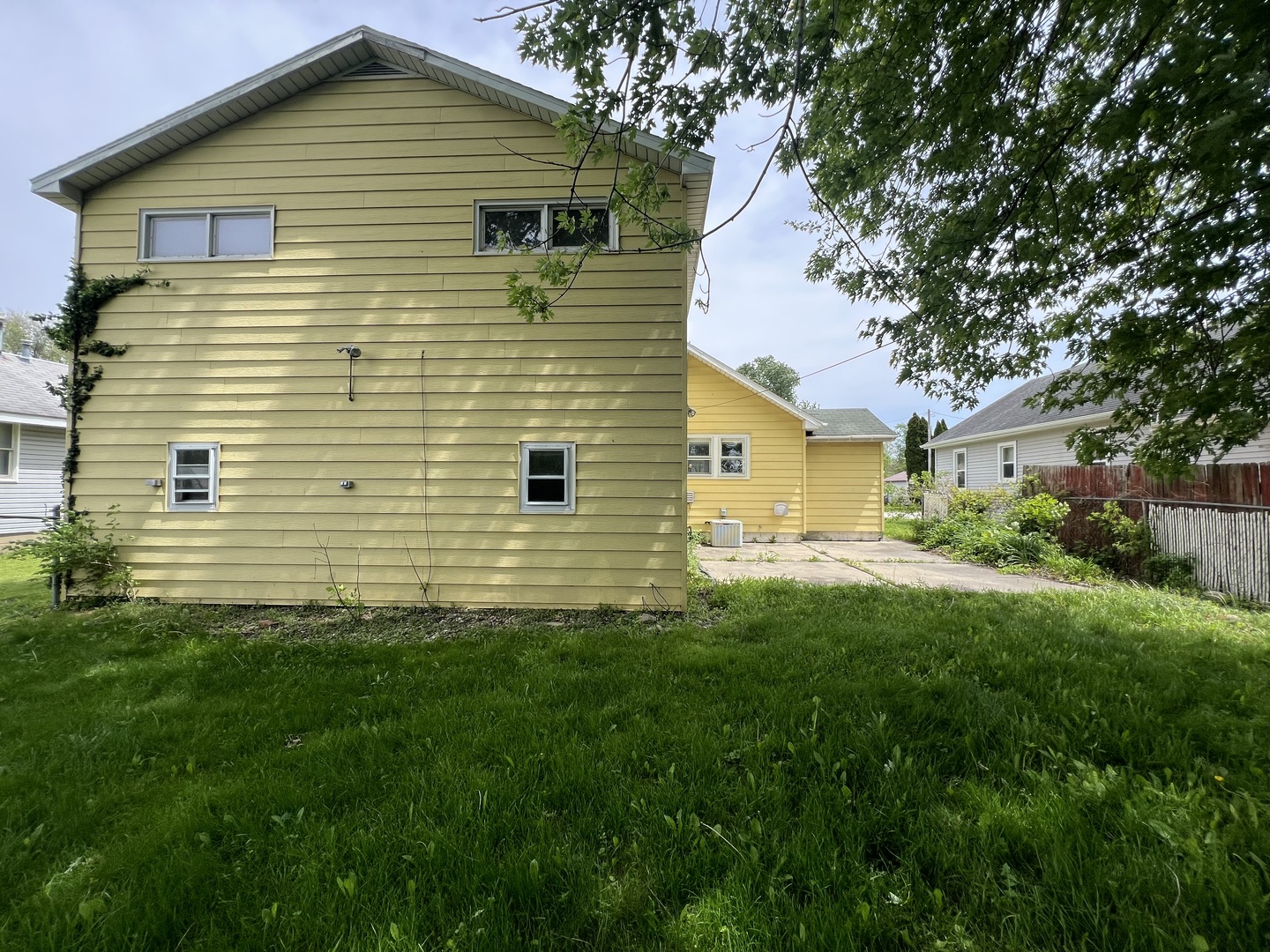 529 North 2nd Street Watseka, IL 60970 - Photo 14 of 16 a view of a backyard of the house