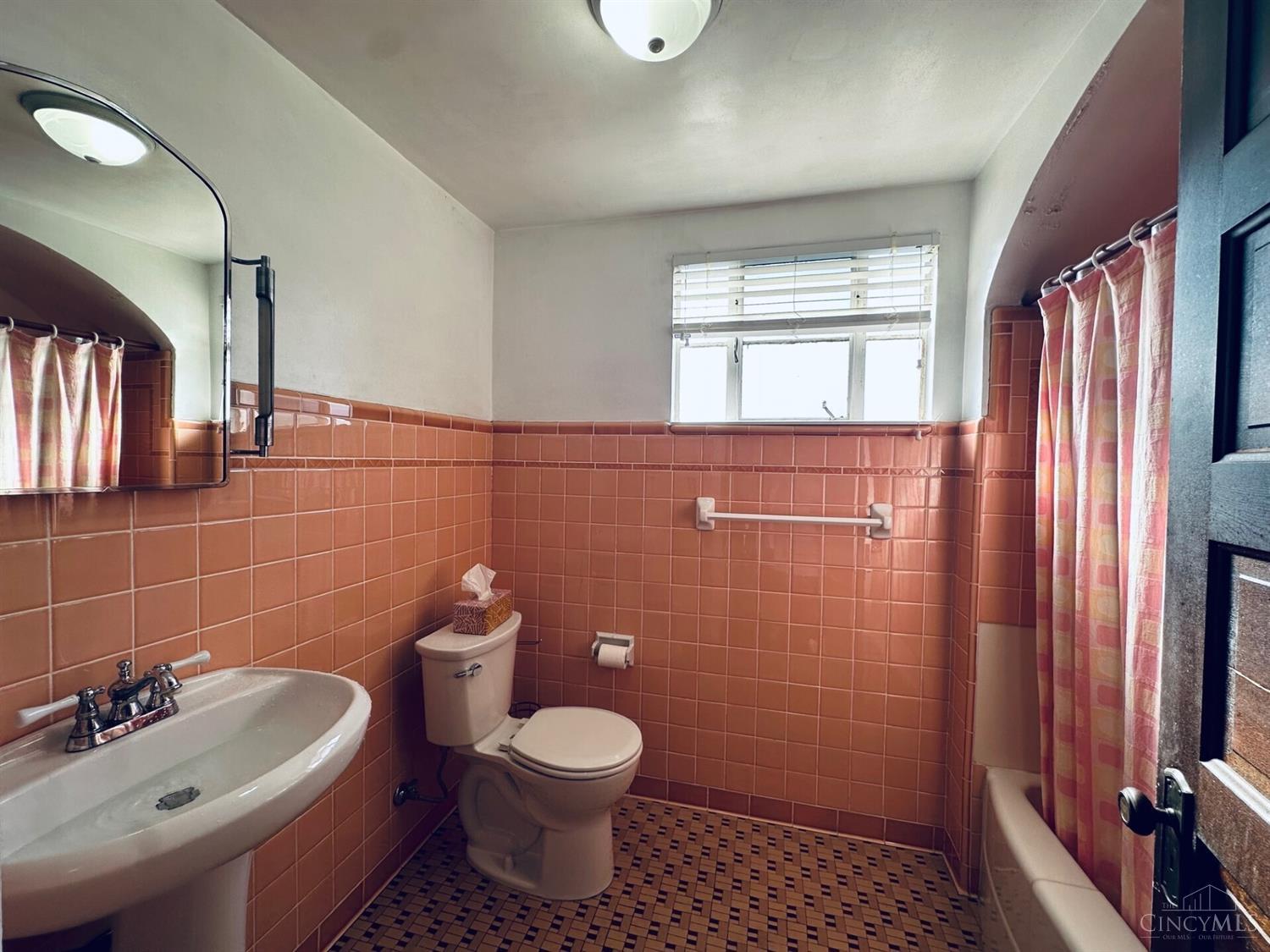 8628 Reading Road Reading, OH 45215 - Photo 7 of 16